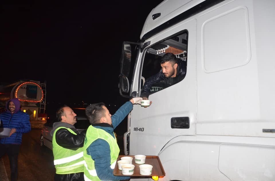 Ereğli'de yolda mahsur kalanlara çorba ikram edildi