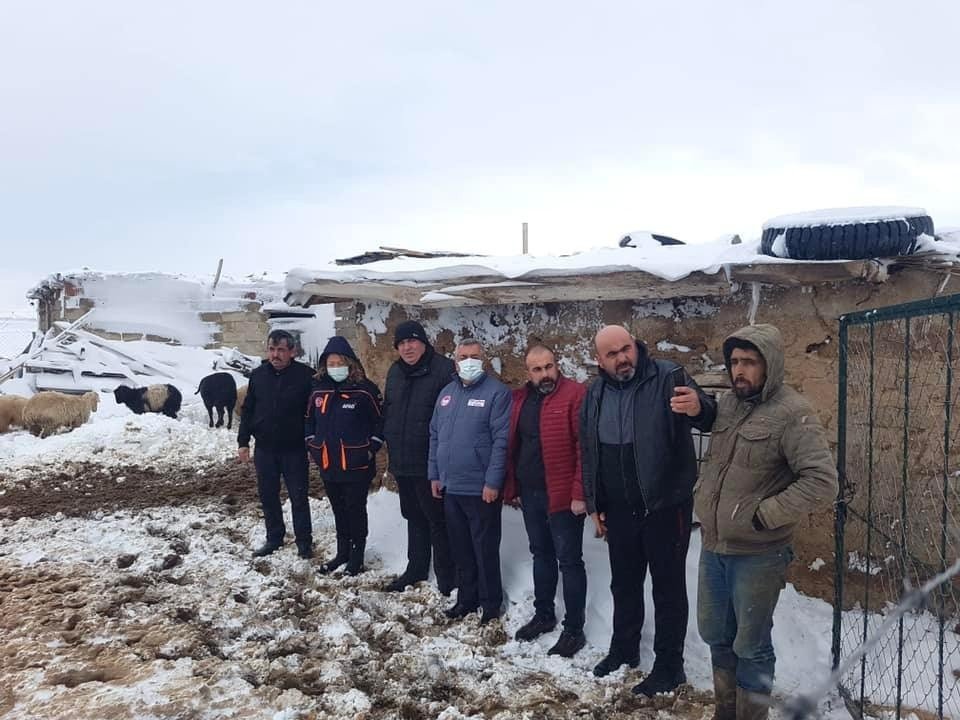 Karın ağırlığına dayanamayan ahırın çatısı çöktü