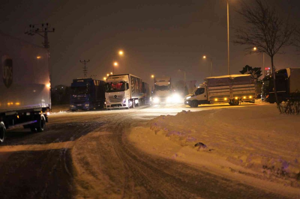 Konya’yı çevre illere bağlayan yollar, buzlanma ve tipi nedeniyle ulaşıma kapatıldı