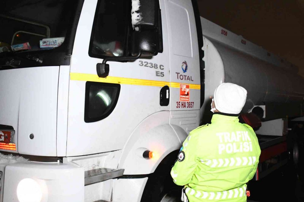 Sultanhanı-Bozcamahmut arası kar yağışı ve tipi nedeniyle trafiğe kapatıldı