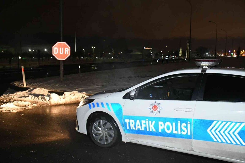 Sultanhanı-Bozcamahmut arası kar yağışı ve tipi nedeniyle trafiğe kapatıldı