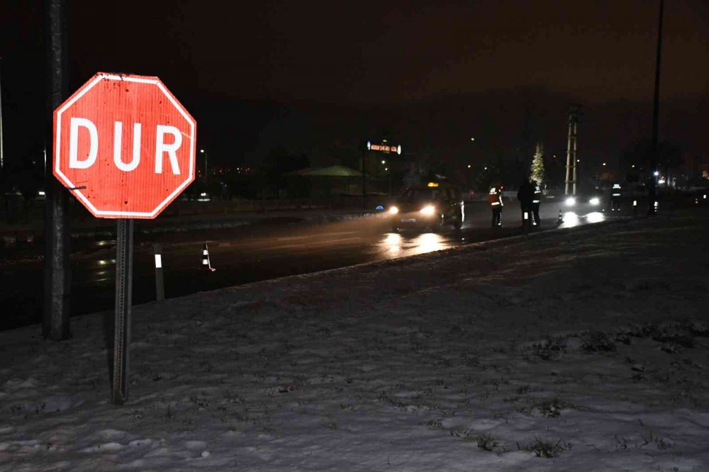 Sultanhanı-Bozcamahmut arası kar yağışı ve tipi nedeniyle trafiğe kapatıldı