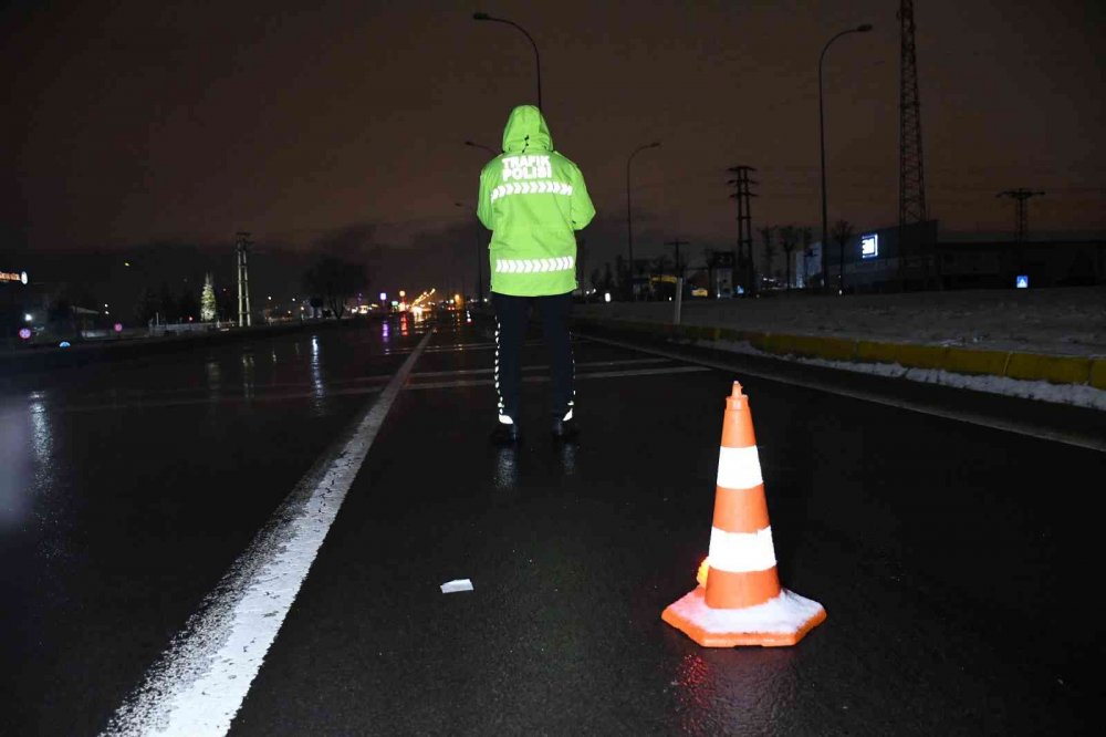 Sultanhanı-Bozcamahmut arası kar yağışı ve tipi nedeniyle trafiğe kapatıldı