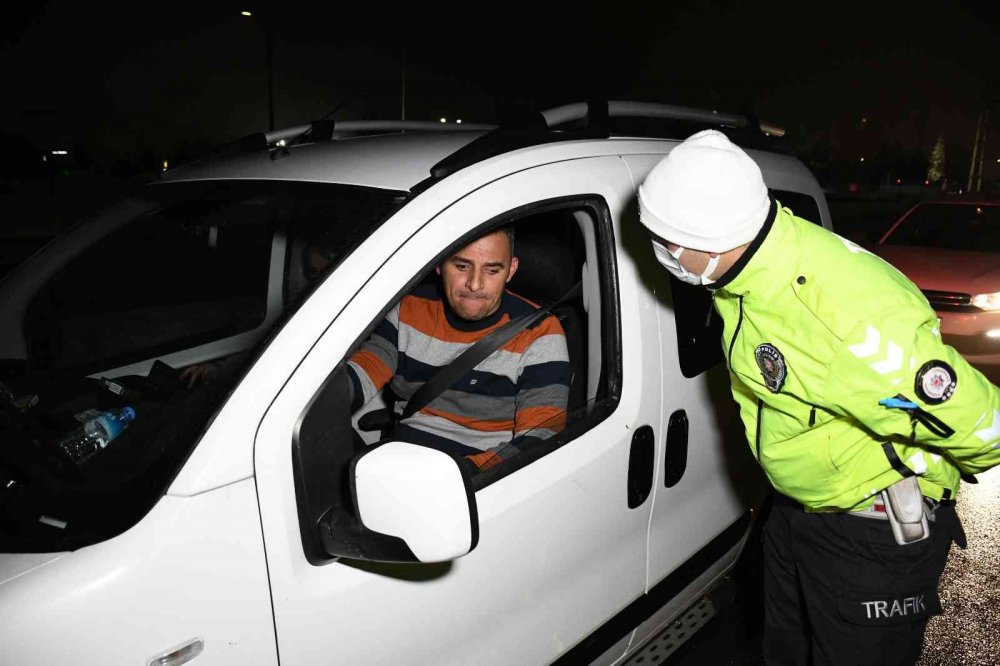 Sultanhanı-Bozcamahmut arası kar yağışı ve tipi nedeniyle trafiğe kapatıldı