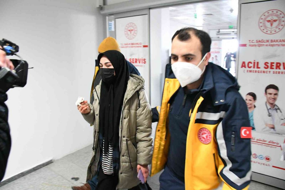 Aksaray'da dehşet veren olay! Eşinin boğazını kesip 4 yerinden bıçakladı