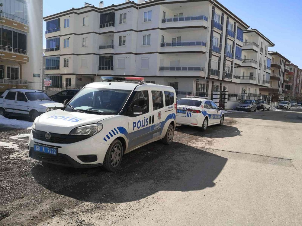 Aksaray'da dehşet veren olay! Eşinin boğazını kesip 4 yerinden bıçakladı
