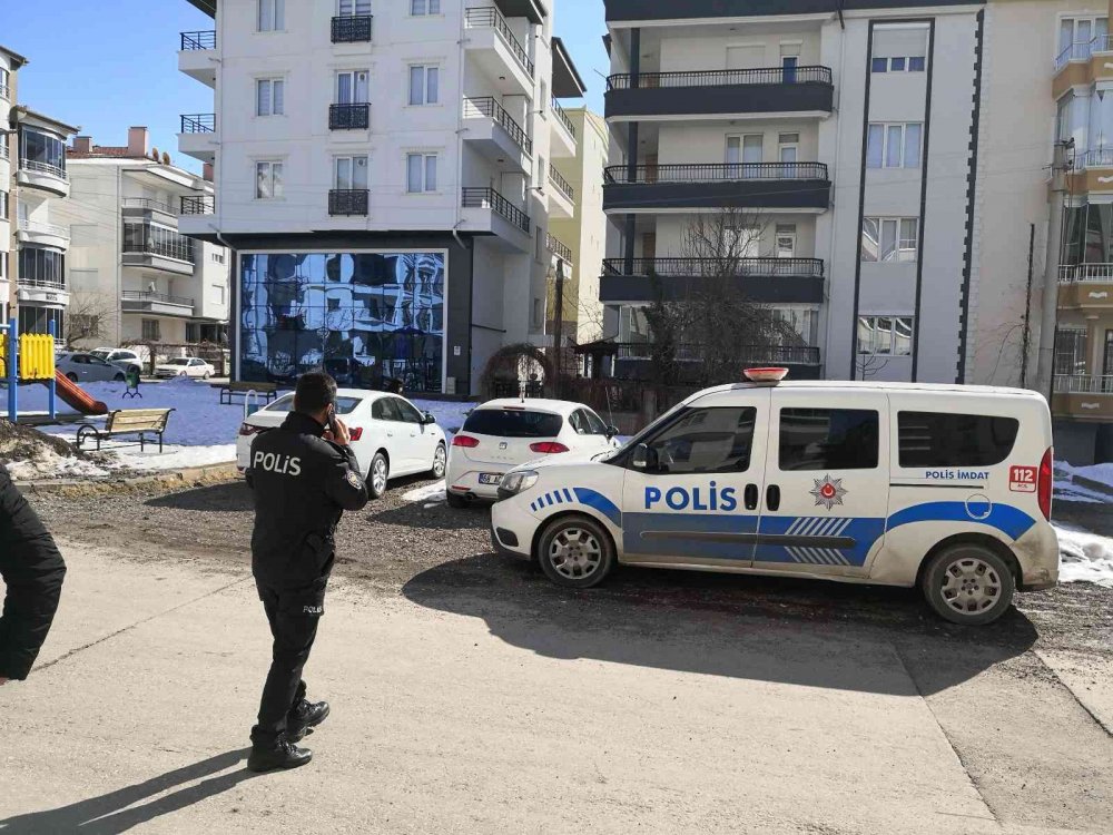 Aksaray'da dehşet veren olay! Eşinin boğazını kesip 4 yerinden bıçakladı
