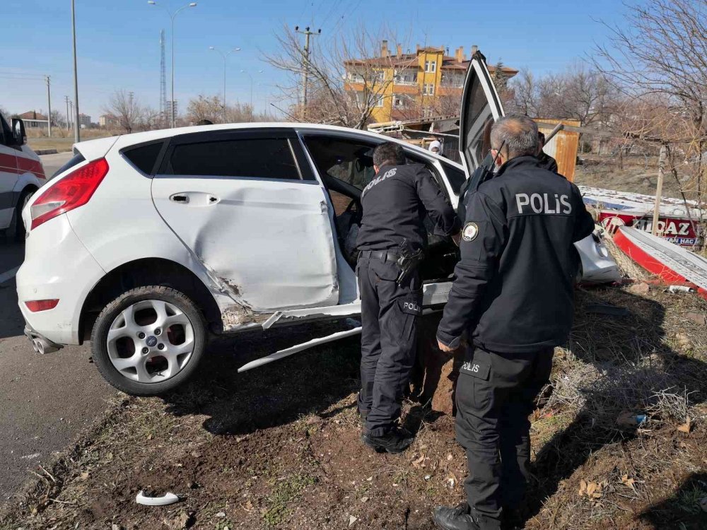 Aksaray'da kaza! Otomobil önce direğe sonra bahçe tellerine çarptı: 2 yaralı