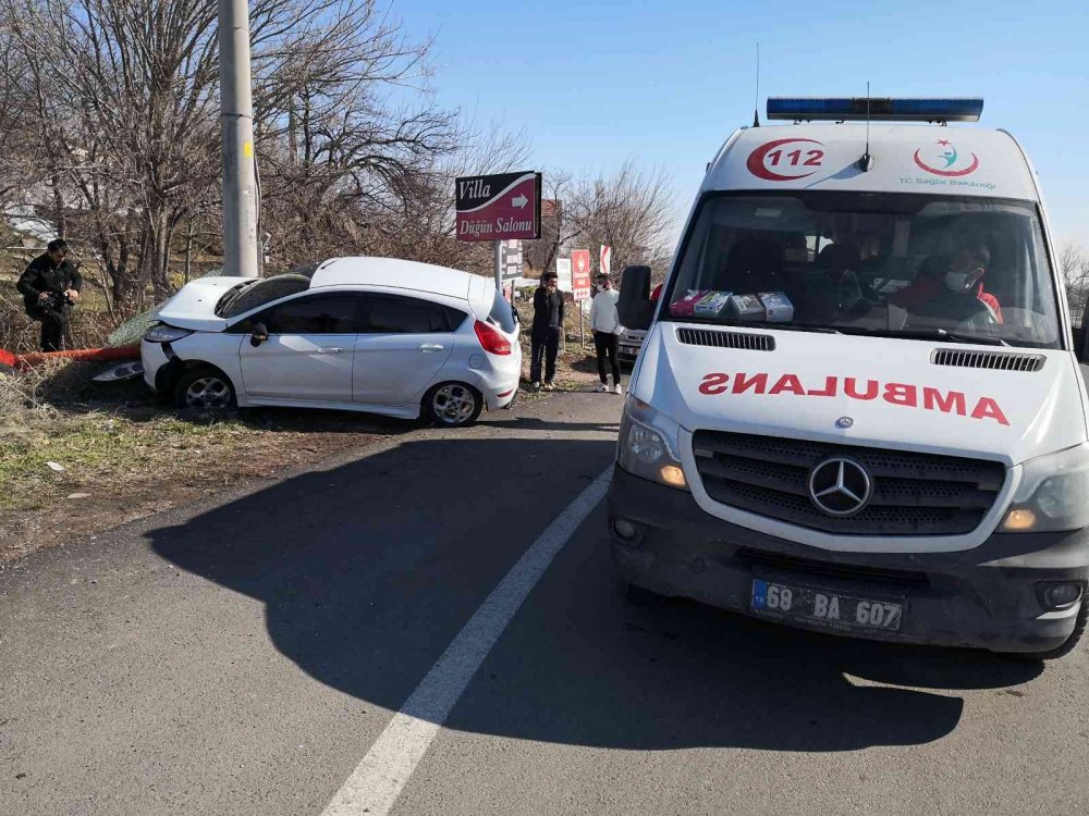 Aksaray'da kaza! Otomobil önce direğe sonra bahçe tellerine çarptı: 2 yaralı