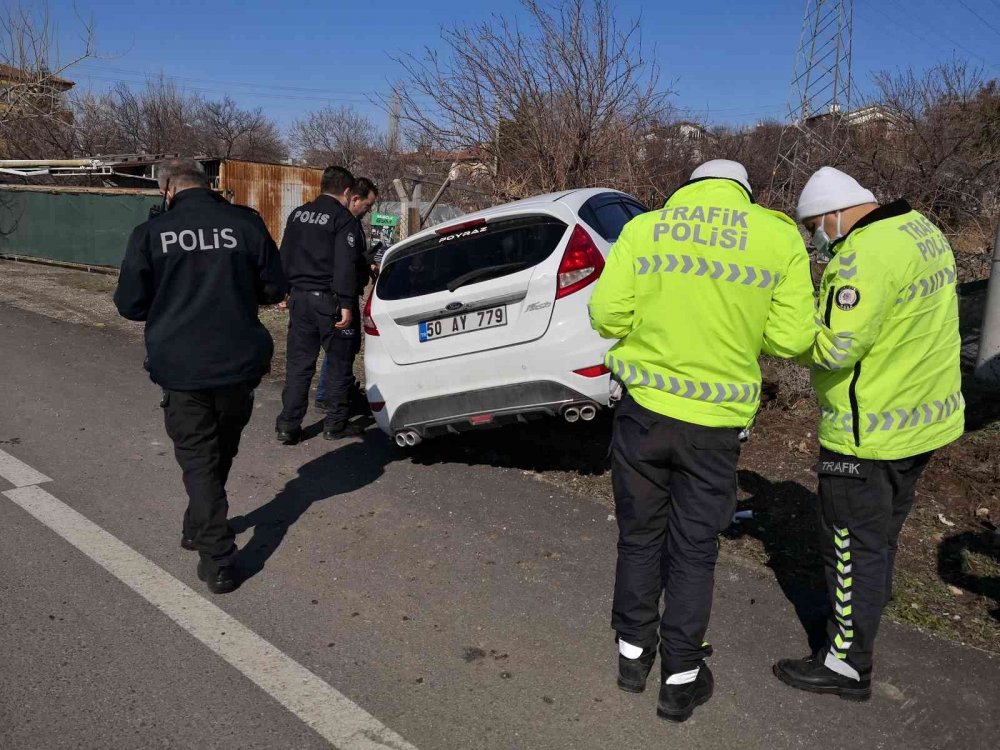 Aksaray'da kaza! Otomobil önce direğe sonra bahçe tellerine çarptı: 2 yaralı