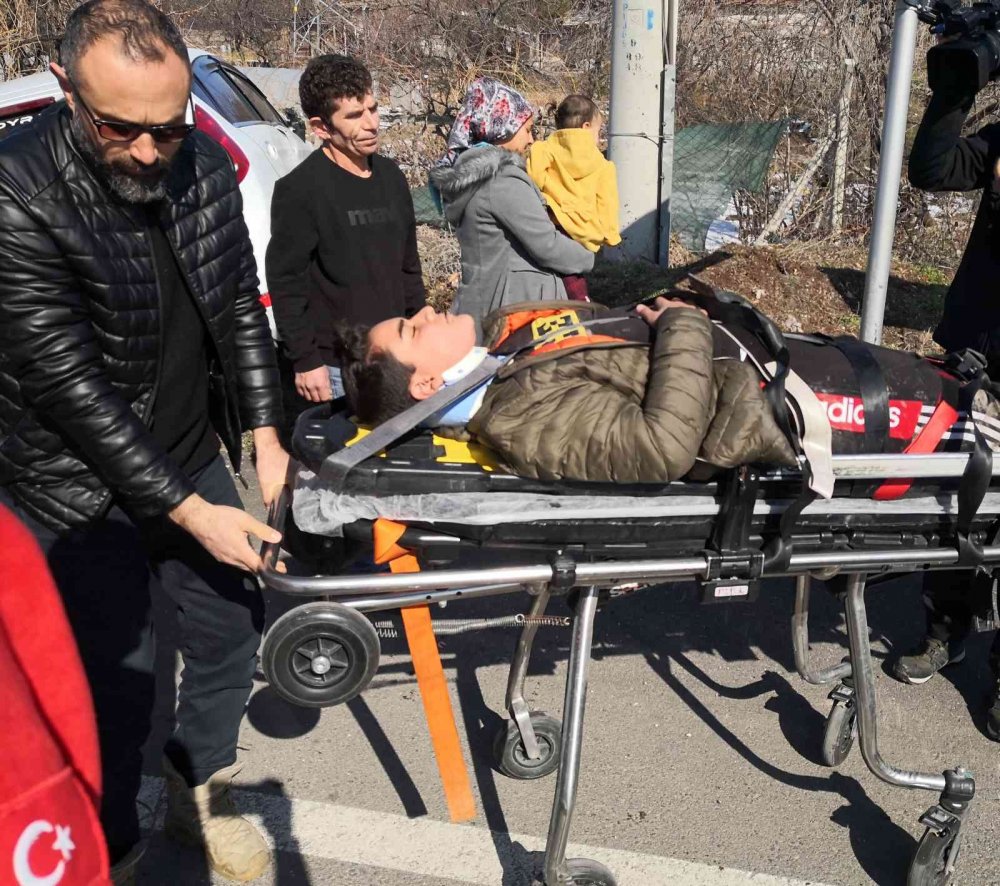 Aksaray'da kaza! Otomobil önce direğe sonra bahçe tellerine çarptı: 2 yaralı