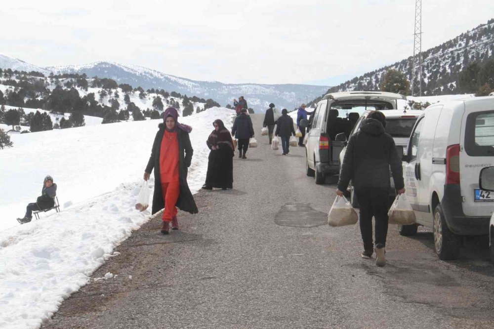 Ağır kış şartlarında doğadaki canlar unutulmadı