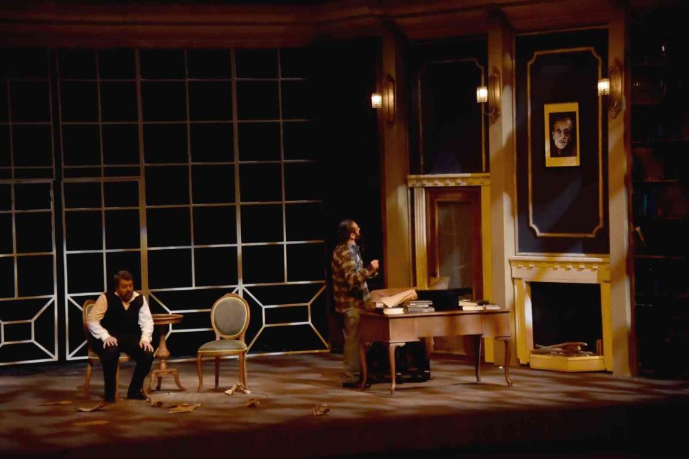 Şehir Tiyatrosu "Bir Adam Yaratmak"ı Konyalılarla Buluşturdu