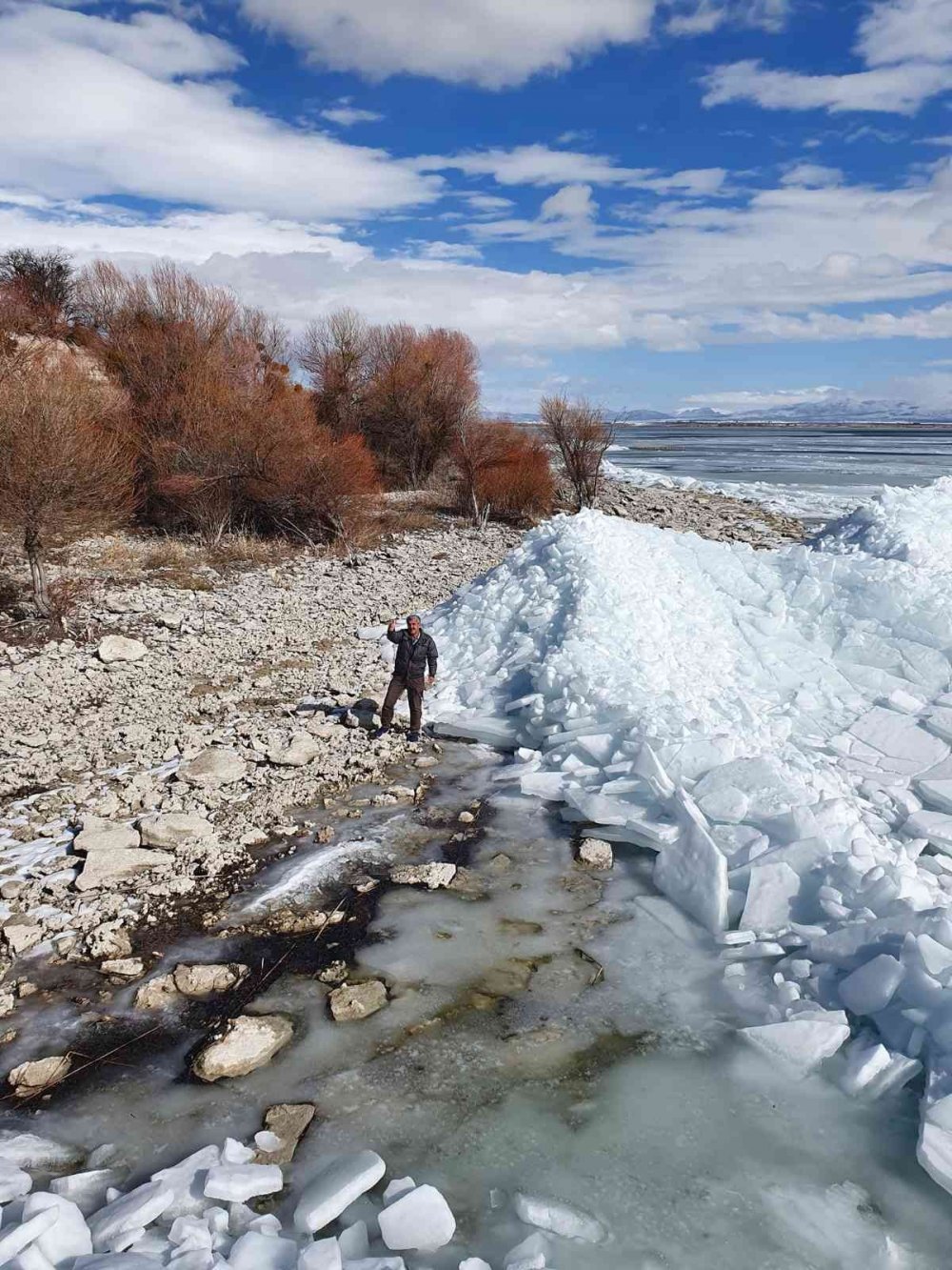 Lodos Beyşehir Gölü'nün kıyısında buz tepeleri oluşturdu