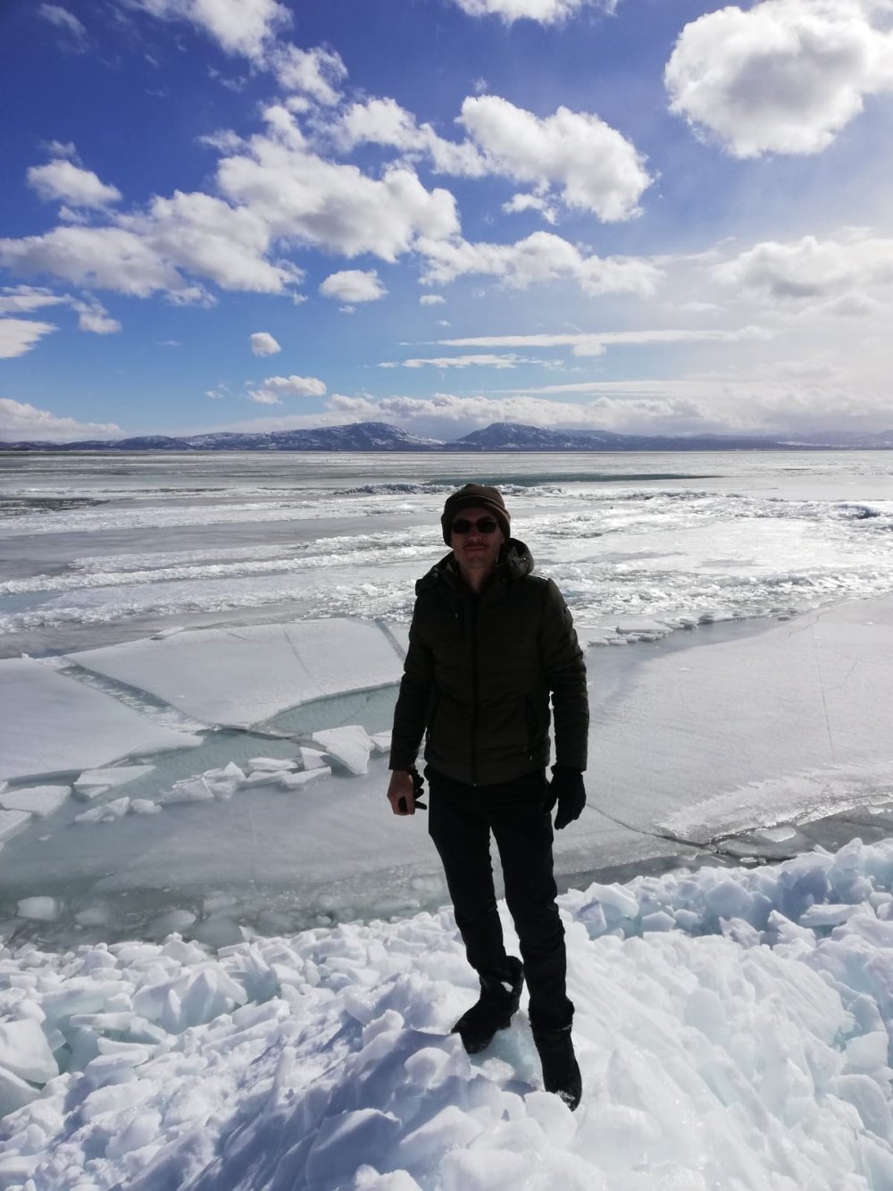Lodos Beyşehir Gölü'nün kıyısında buz tepeleri oluşturdu