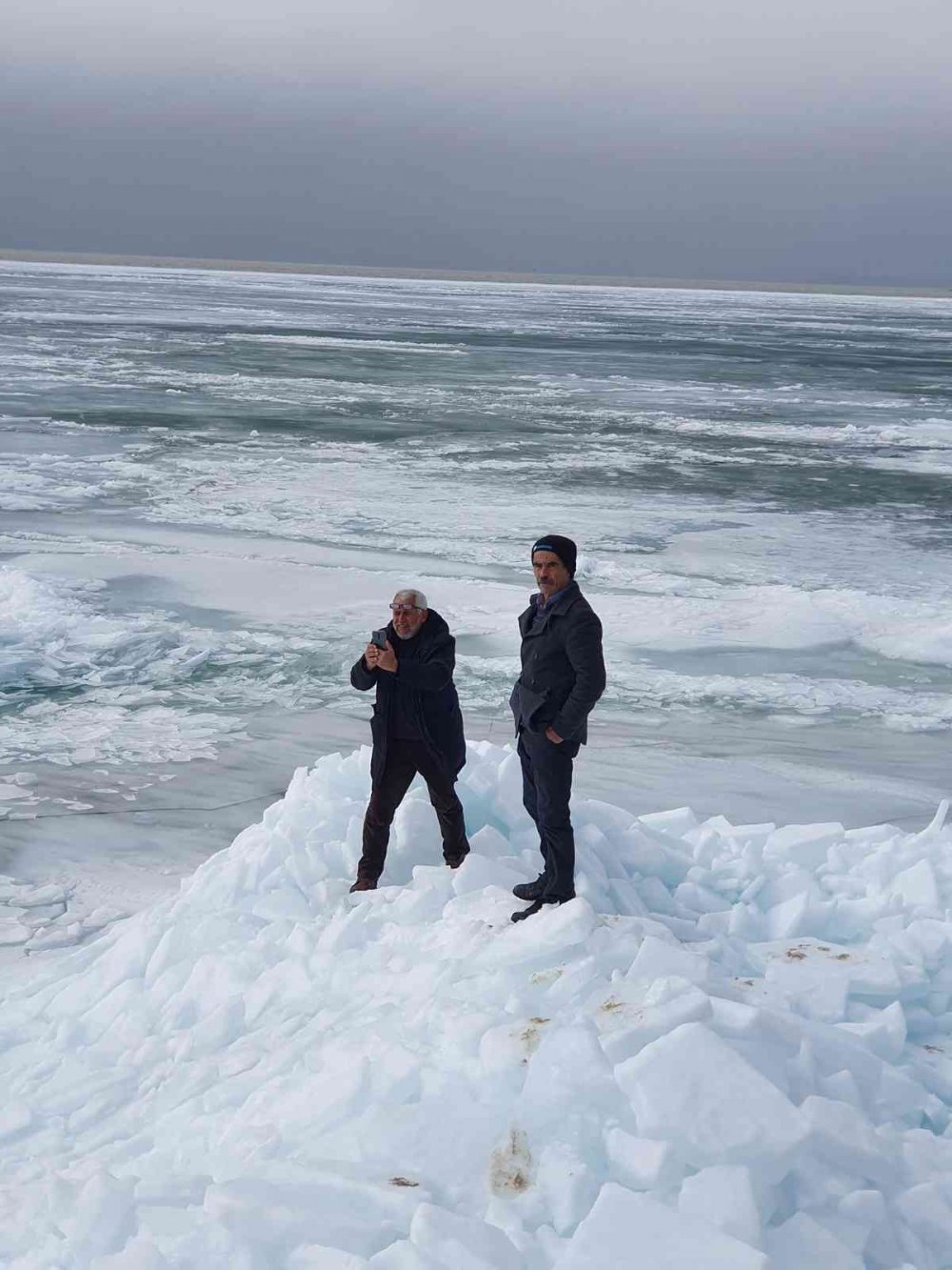 Lodos Beyşehir Gölü'nün kıyısında buz tepeleri oluşturdu