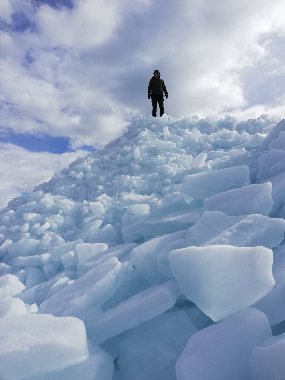 Lodos Beyşehir Gölü'nün kıyısında buz tepeleri oluşturdu