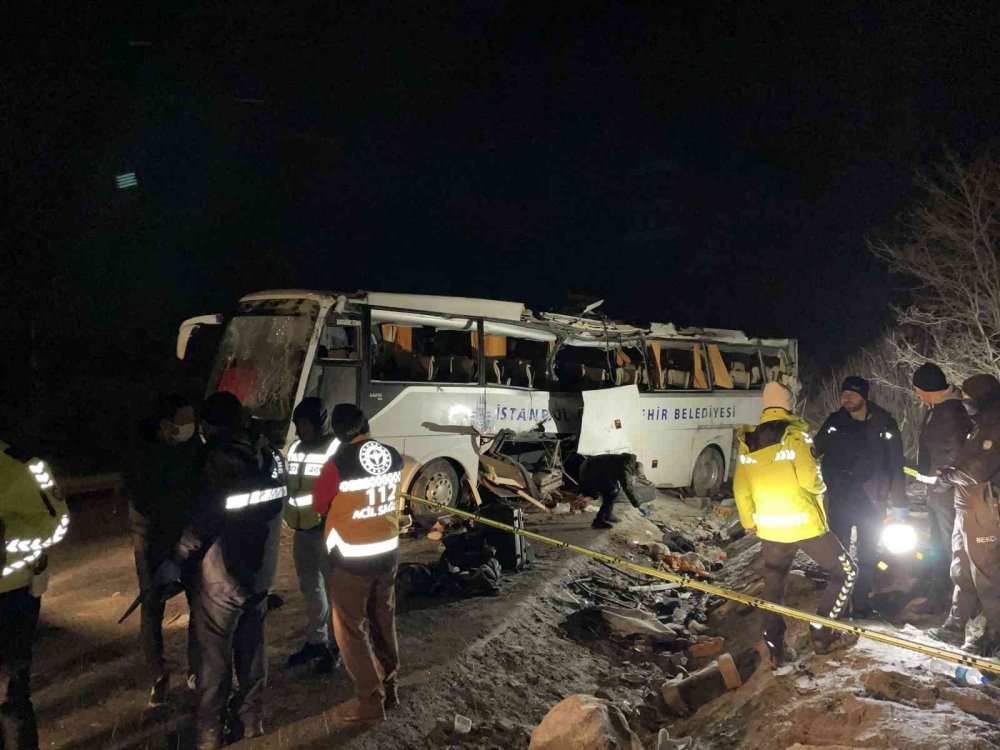 Cenaze yakınlarını taşıyan İBB’ye ait yolcu otobüsü devrildi: 2 ölü