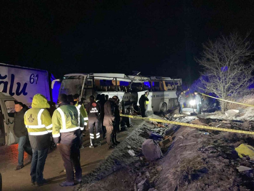 Cenaze yakınlarını taşıyan İBB’ye ait yolcu otobüsü devrildi: 2 ölü