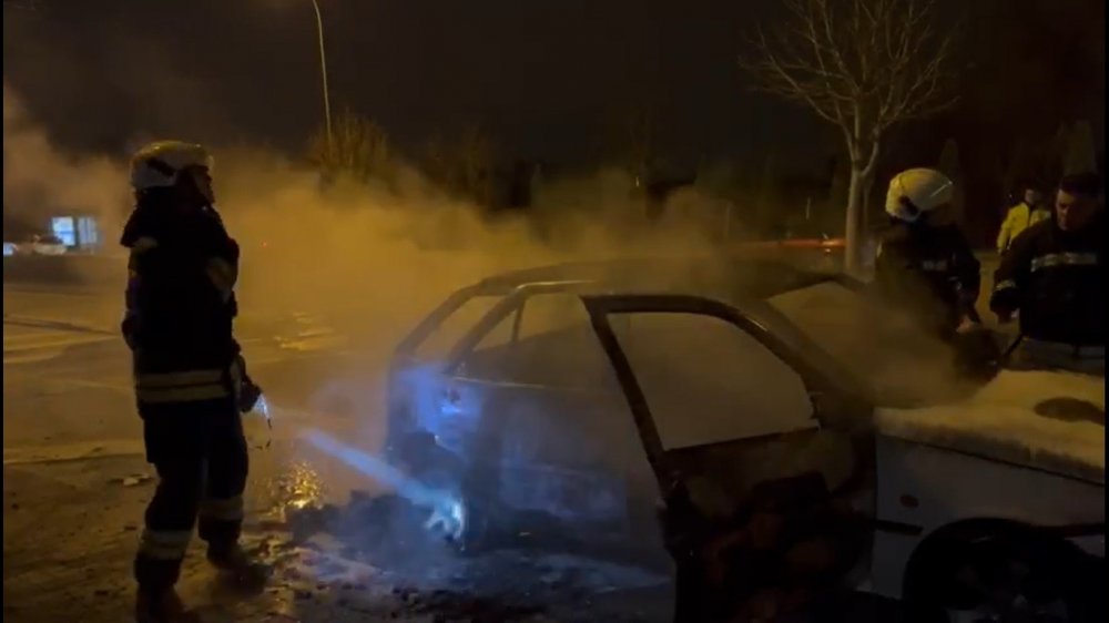 Otomobil alev alev yandı