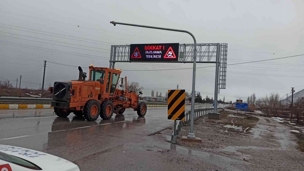 Antalya-Konya yolunda kar yağışı ulaşımda aksamalara neden oluyor