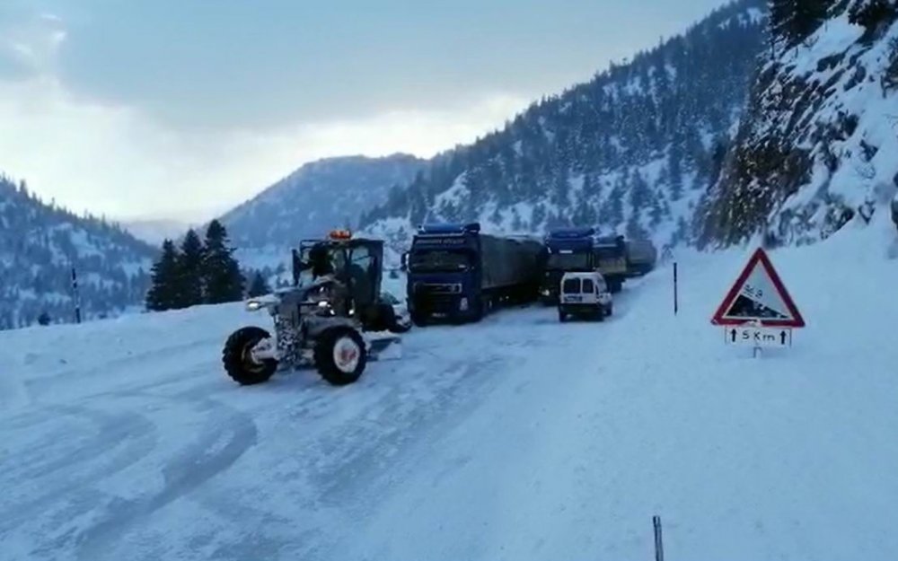 Antalya-Konya yolunda kar yağışı ulaşımda aksamalara neden oluyor