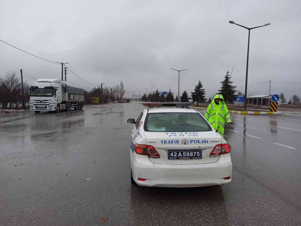 Antalya-Konya yolunda kar yağışı ulaşımda aksamalara neden oluyor