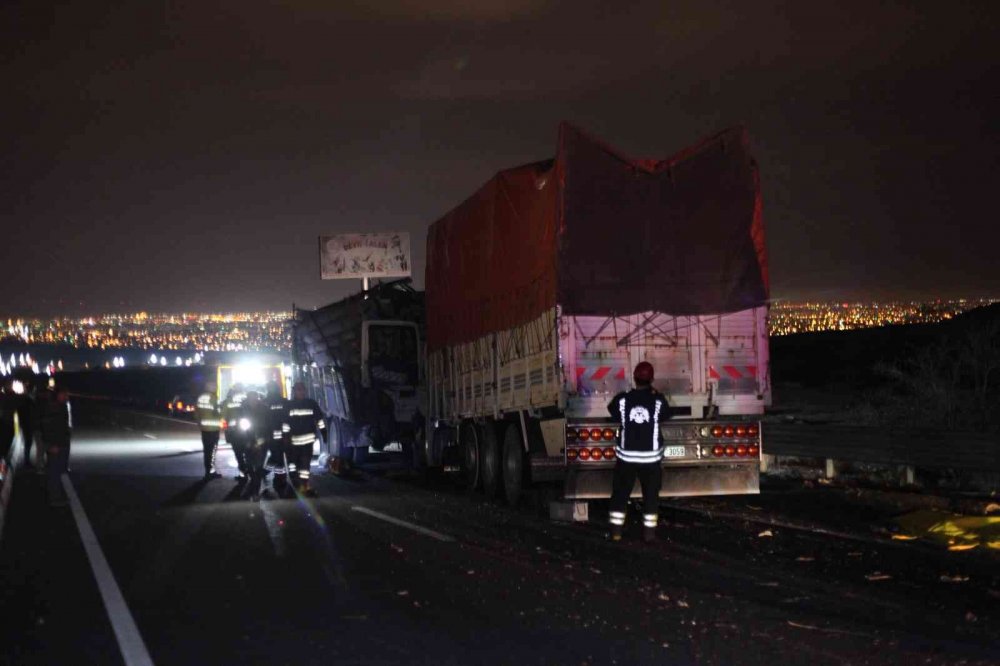 Konya'da kaza! Kamyon, kamyona arkadan çarptı: 1 ölü, 1 yaralı
