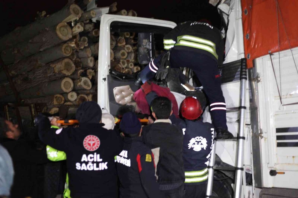 Konya'da kaza! Kamyon, kamyona arkadan çarptı: 1 ölü, 1 yaralı