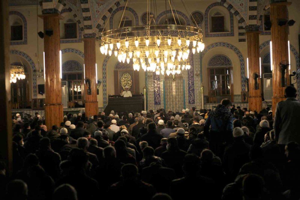 Mirac Kandili’nde camiler doldu