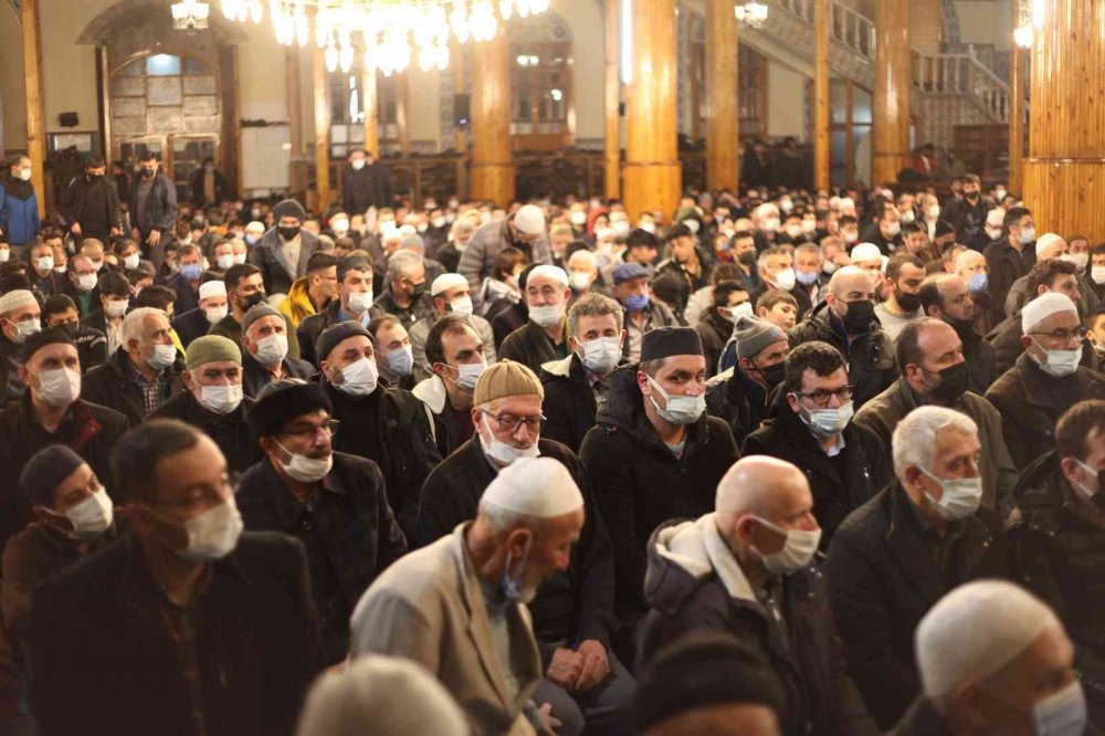 Mirac Kandili’nde camiler doldu