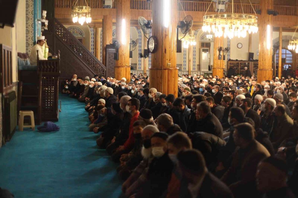 Mirac Kandili’nde camiler doldu