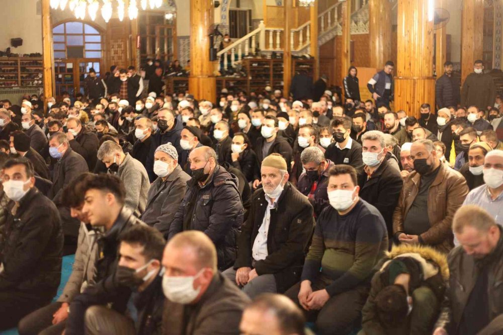 Mirac Kandili’nde camiler doldu