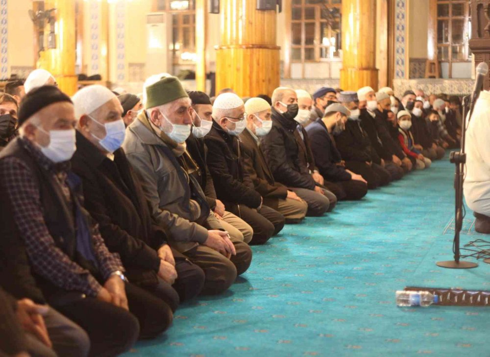 Mirac Kandili’nde camiler doldu