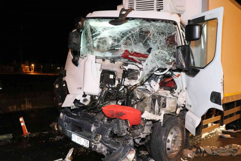 Aksaray'daki kazada kabini hurdaya dönen kamyon sürücüsü ağır yaralandı