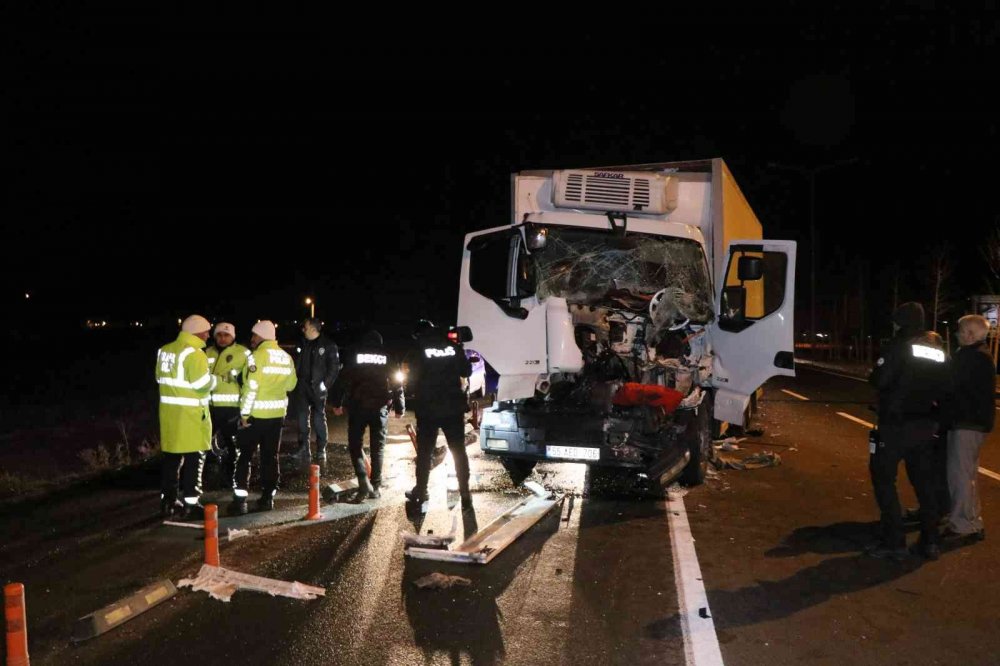 Aksaray'daki kazada kabini hurdaya dönen kamyon sürücüsü ağır yaralandı
