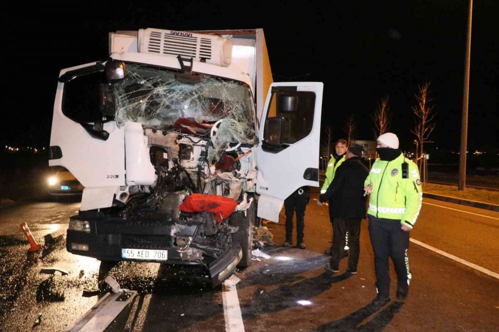 Aksaray'daki kazada kabini hurdaya dönen kamyon sürücüsü ağır yaralandı