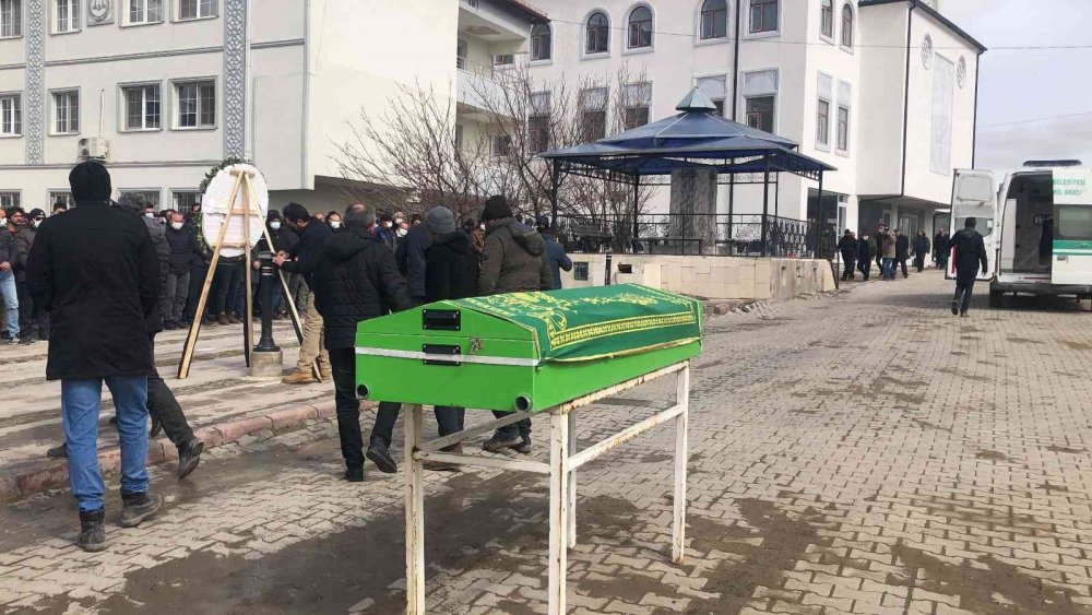 Kalp krizi sonucu yaşamını yitiren okul müdürü gözyaşları uğurlandı