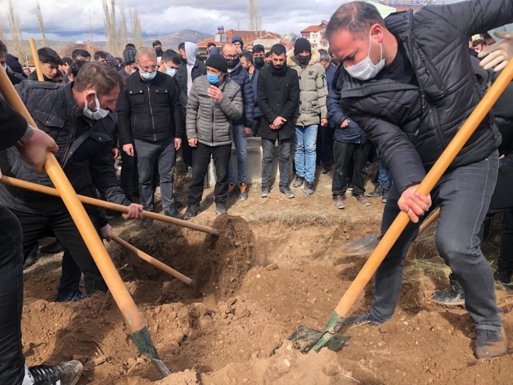 Kalp krizi sonucu yaşamını yitiren okul müdürü gözyaşları uğurlandı
