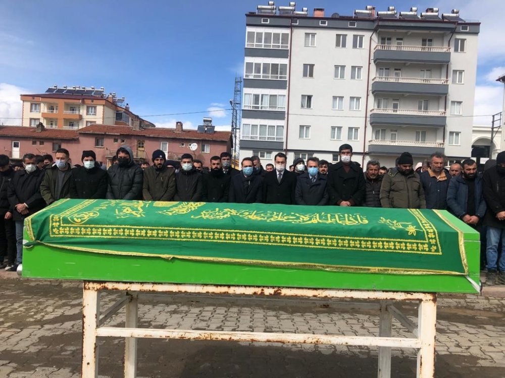 Kalp krizi sonucu yaşamını yitiren okul müdürü gözyaşları uğurlandı