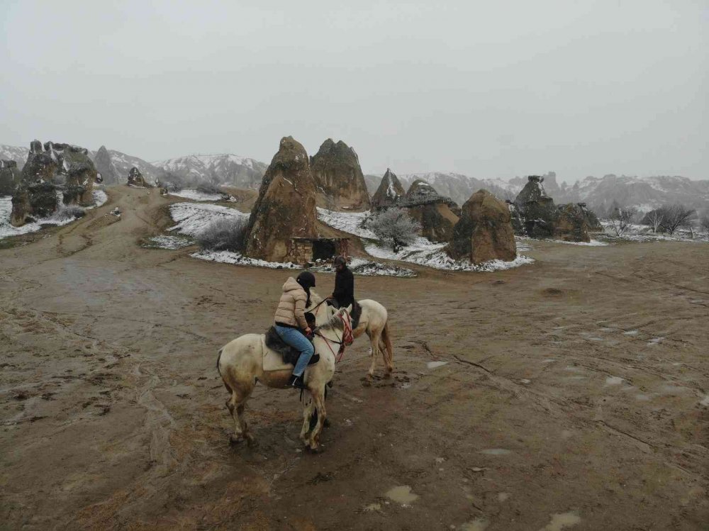 Kapadokya’da kar yağışının kartpostallık görüntüleri