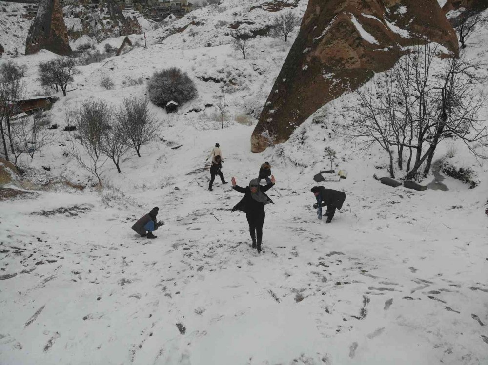 Kapadokya’da kar yağışının kartpostallık görüntüleri