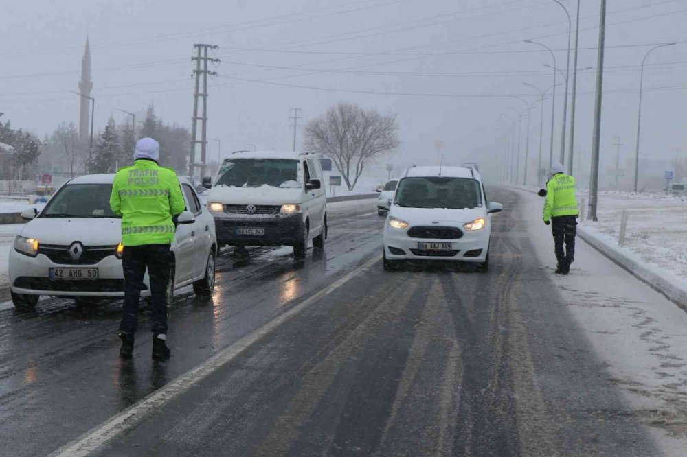 Konya-Aksaray karayolu kar yağışı tipi ve buzlanma nedeniyle trafiğe kapatıldı