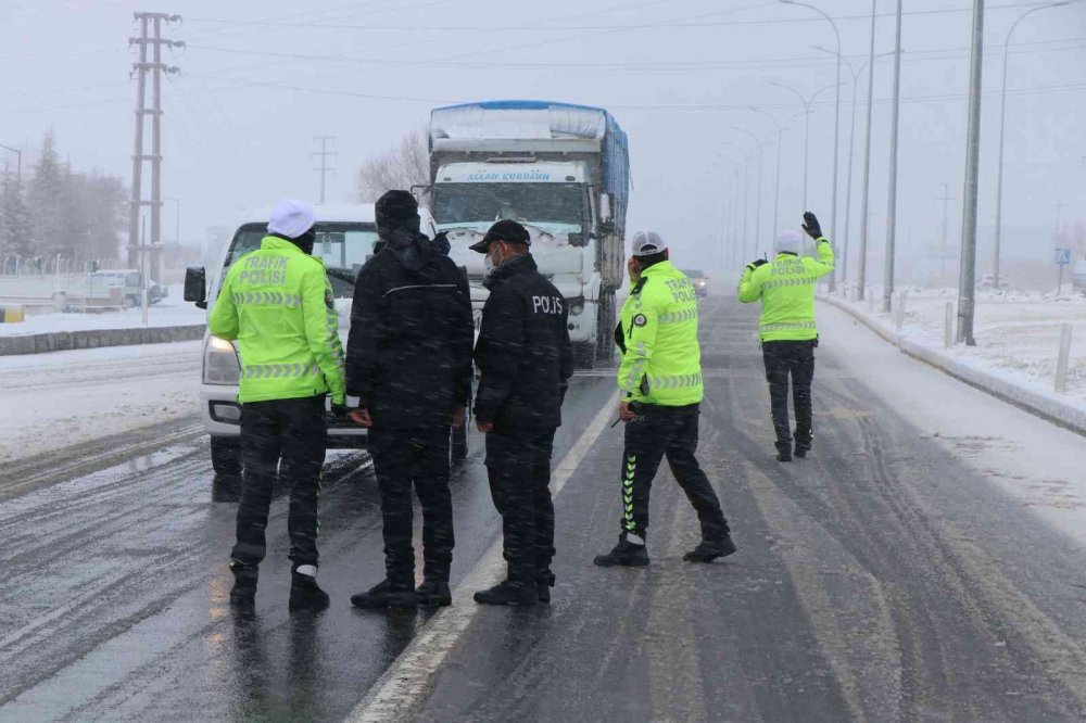 Konya-Aksaray karayolu kar yağışı tipi ve buzlanma nedeniyle trafiğe kapatıldı