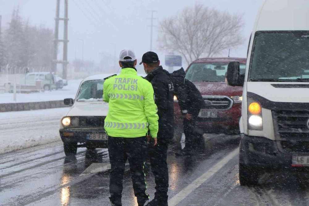 Konya-Aksaray karayolu kar yağışı tipi ve buzlanma nedeniyle trafiğe kapatıldı