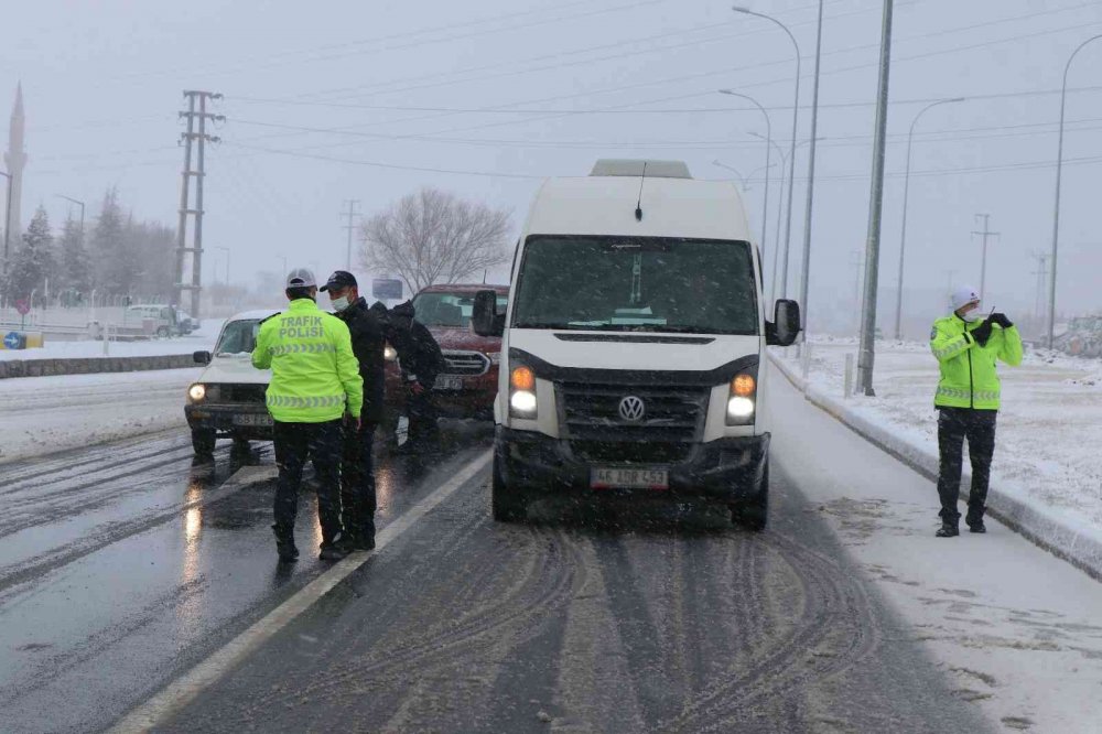 Konya-Aksaray karayolu kar yağışı tipi ve buzlanma nedeniyle trafiğe kapatıldı
