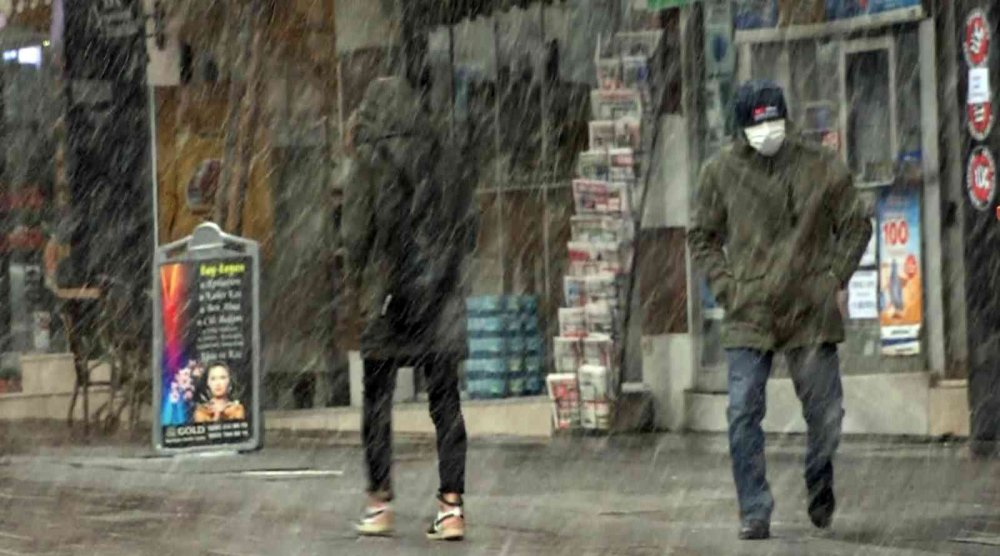 Konya-Aksaray karayolu kar yağışı tipi ve buzlanma nedeniyle trafiğe kapatıldı