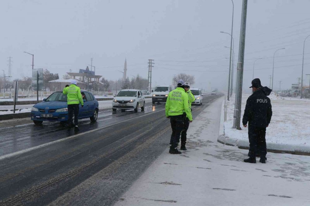 Konya-Aksaray karayolu kar yağışı tipi ve buzlanma nedeniyle trafiğe kapatıldı