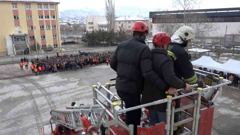 Gerçeği aratmadı! Aksaray’da okullarda deprem tatbikatı yapıldı