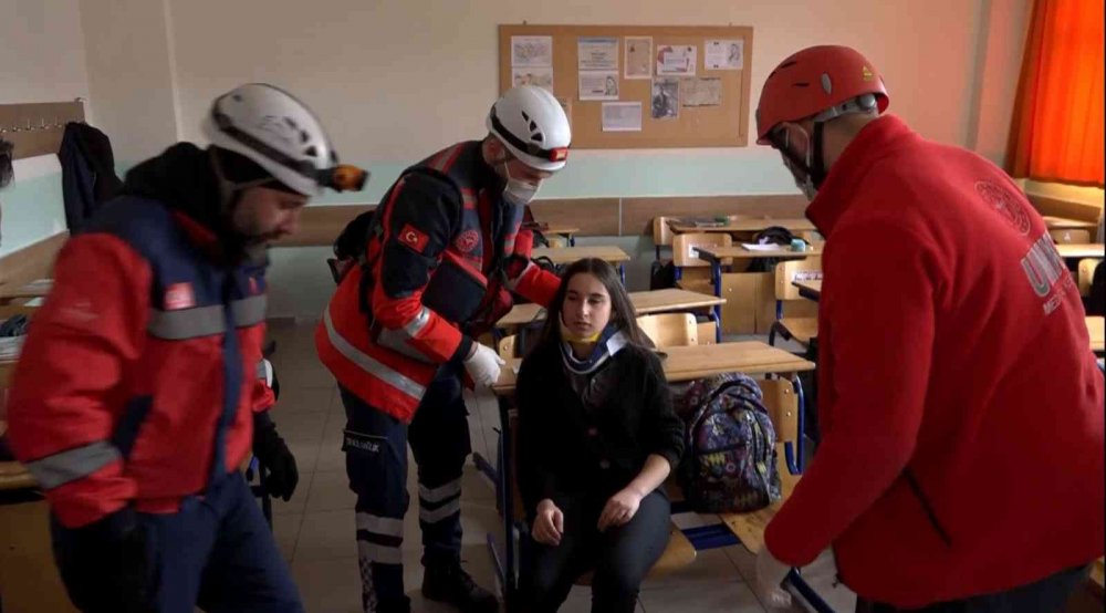 Gerçeği aratmadı! Aksaray’da okullarda deprem tatbikatı yapıldı